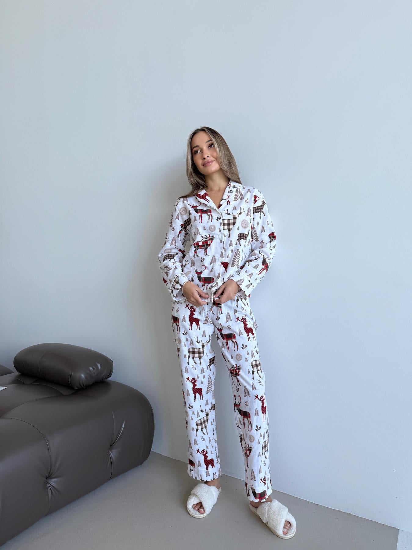 Жіноча тепла піжама з фланелі на гумці, комплект сорочка і штани молочний з оленями, Норді