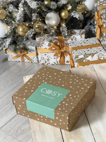 Жіночий подарунковий набір Oliva з халатом, пов'язкою для волосся і скрабом, темно-оливковий