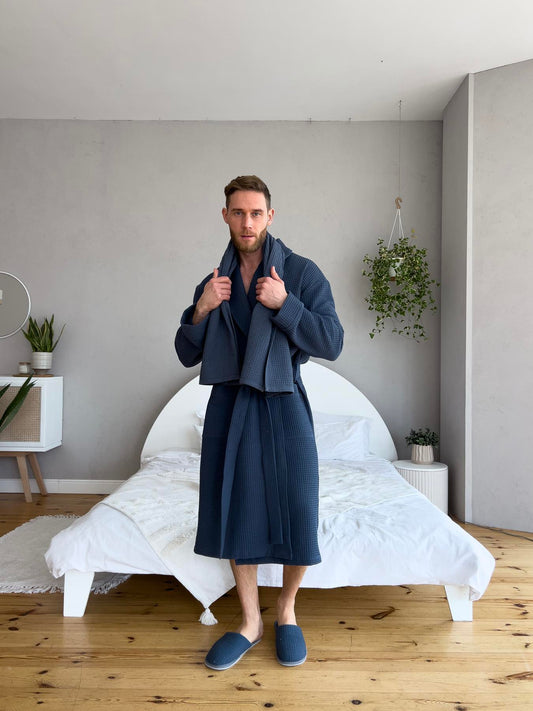 Чоловічий подарунковий набір Сапфір2 ХКР: халат, капці, рушник у коробці, темно-синій