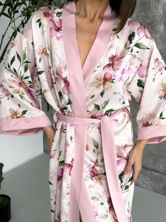 Жіночий довгий халат кімоно з шовк-сатину, рожеві квіти на молочному