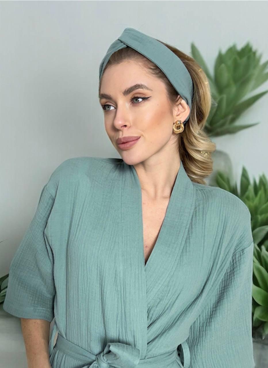 Жіночий подарунковий набір Oliva з халатом, пов'язкою для волосся і скрабом, темно-оливковий