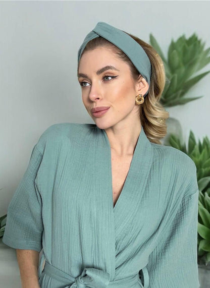 Жіночий подарунковий набір Oliva з халатом, пов'язкою для волосся і скрабом, темно-оливковий