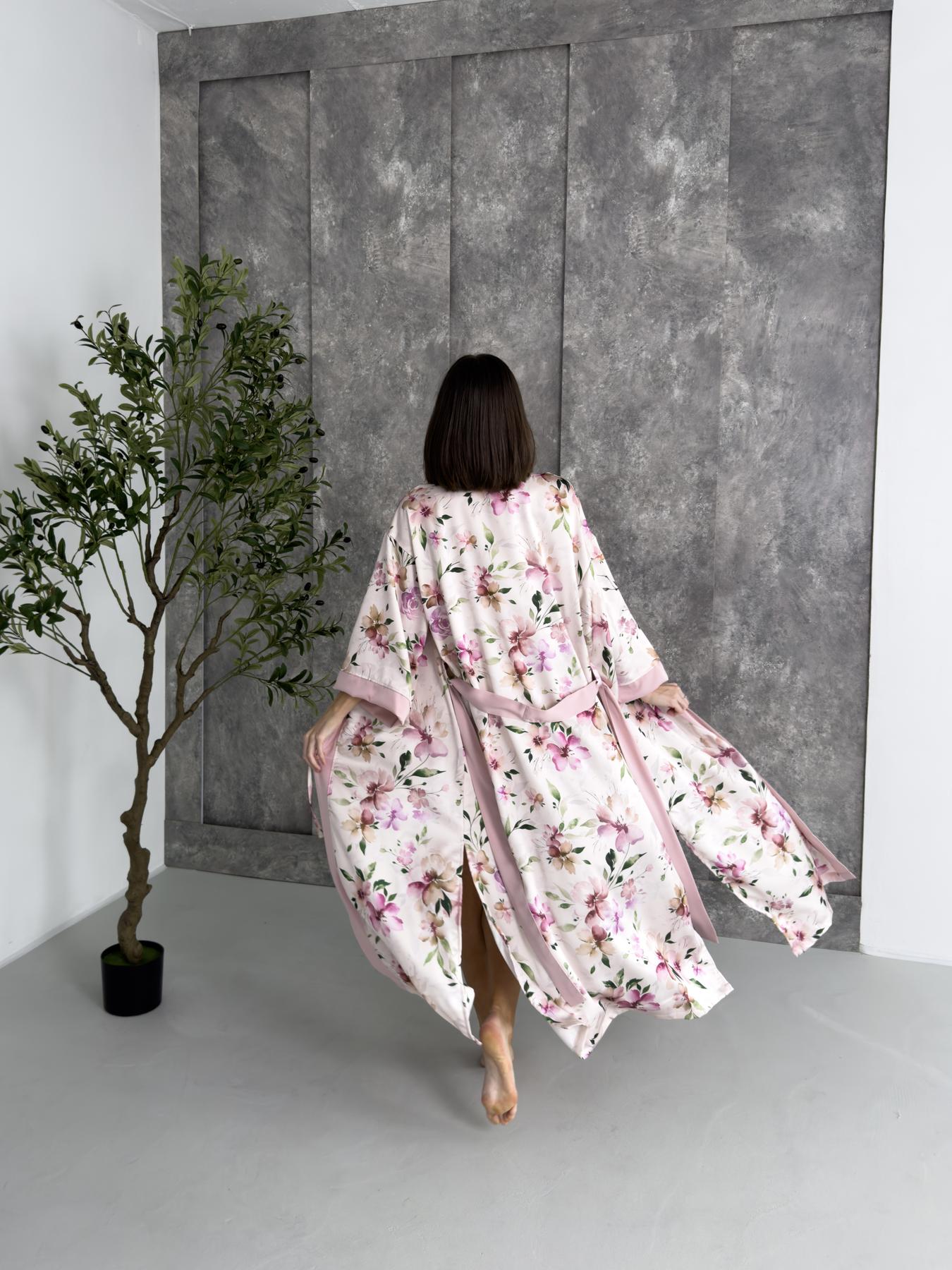 Жіночий довгий халат кімоно з шовк-сатину, рожеві квіти на молочному