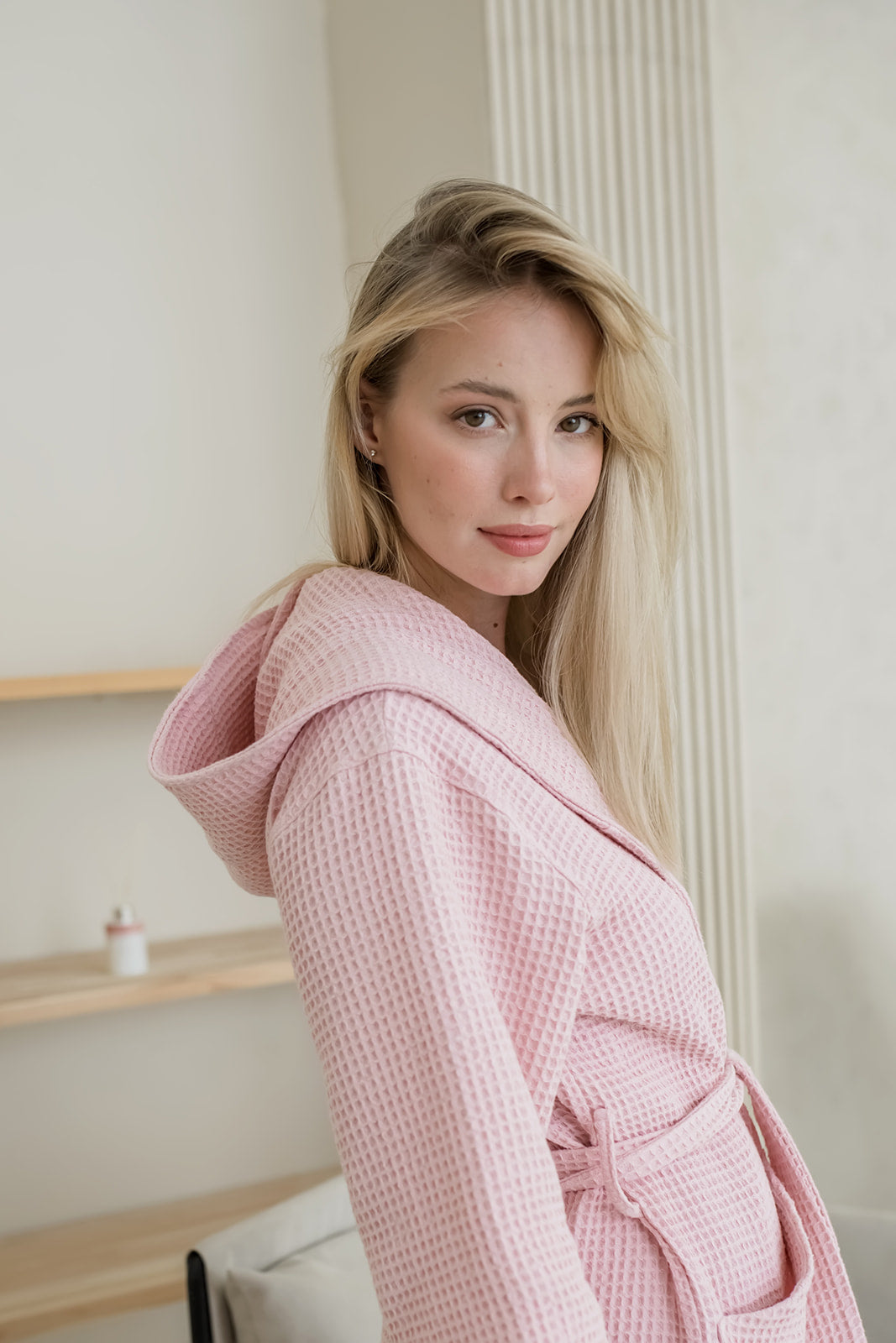 Жіночий банний халат з капюшоном рожевий, вафельний з бавовни