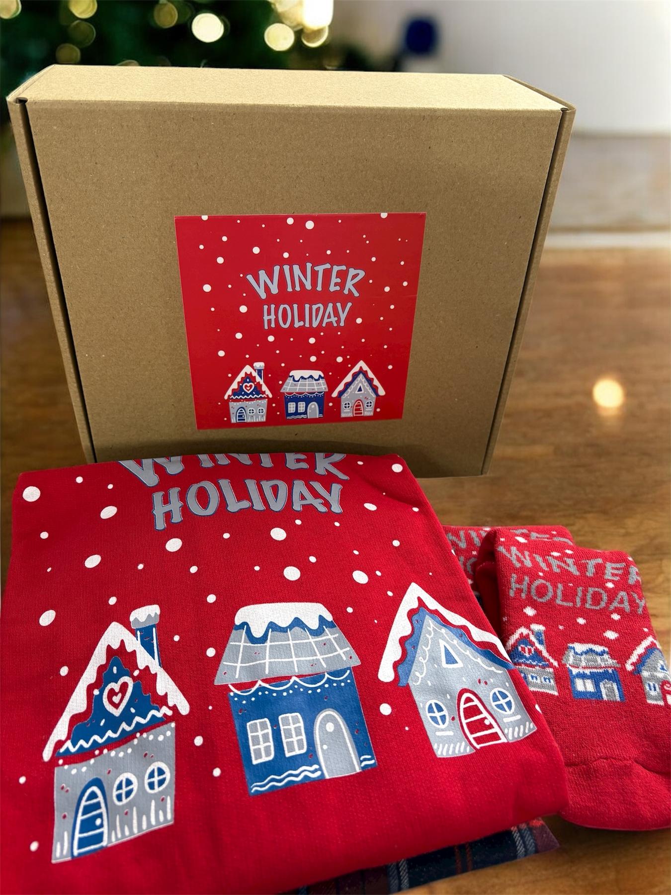 Подарунковий бокс Winter Holiday для жінок — червоно-синя піжама та махрові шкарпетки