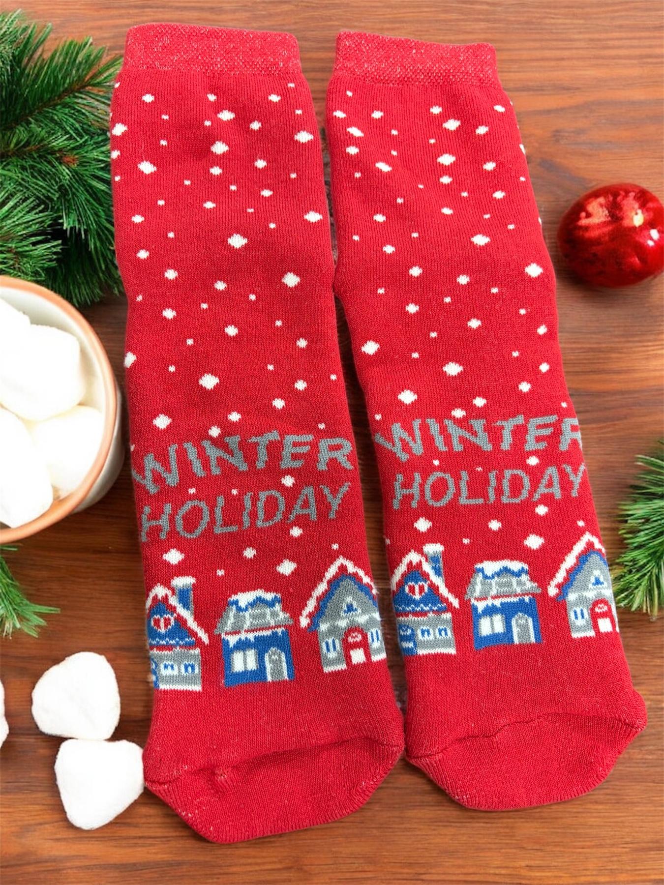 Подарунковий бокс Winter Holiday для жінок — червоно-синя піжама та махрові шкарпетки