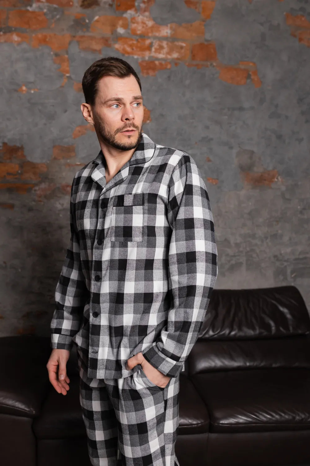 Чоловіча піжама в клітинку, байкова фланель, чорний‑білий колір, тепла флісова піжама – стильна та прикольна зимова піжама для чоловіків.
