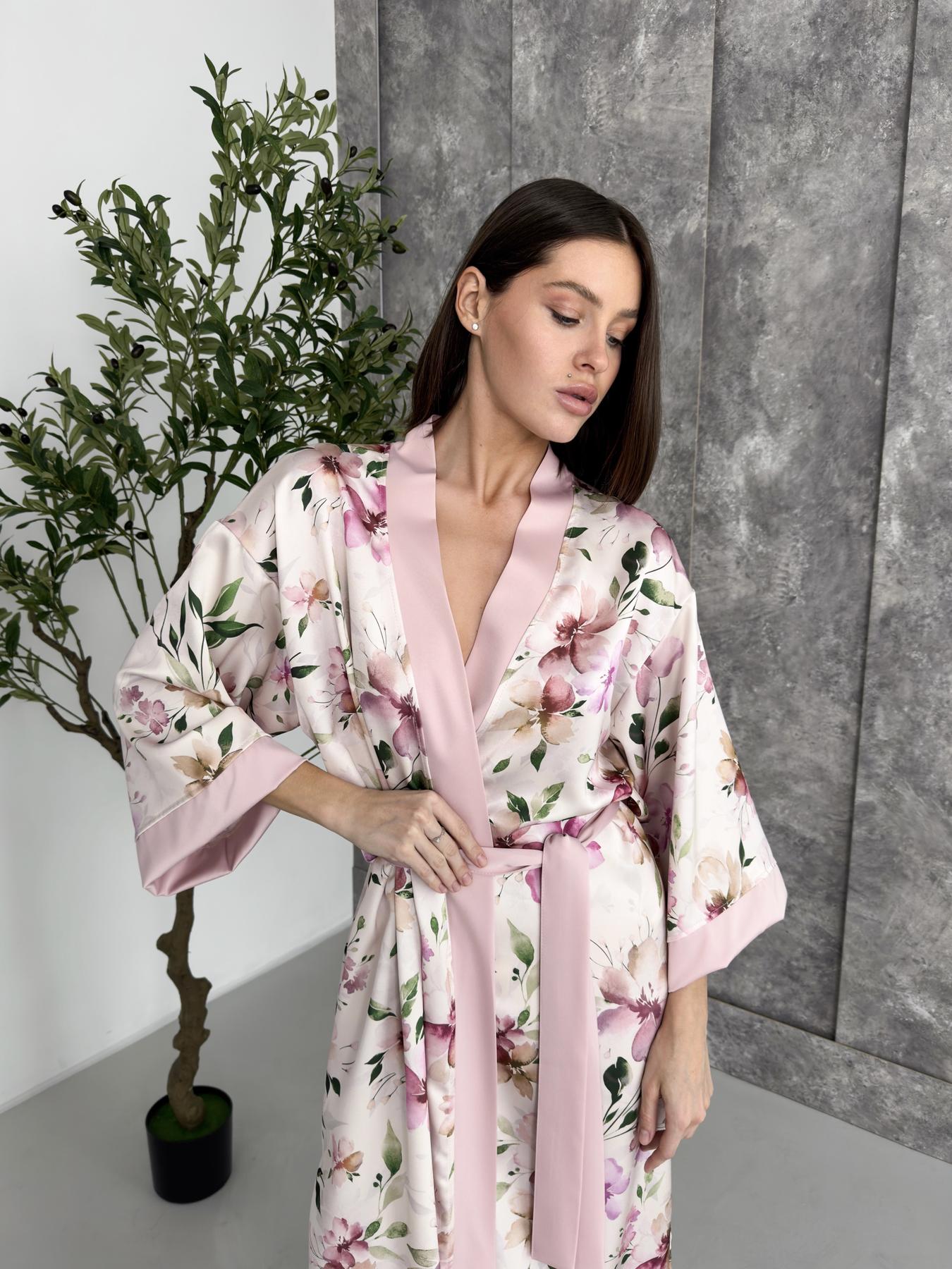 Жіночий довгий халат кімоно з шовк-сатину, рожеві квіти на молочному