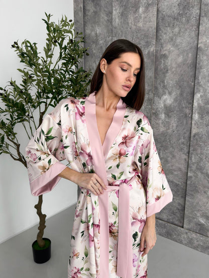 Жіночий довгий халат кімоно з шовк-сатину, рожеві квіти на молочному
