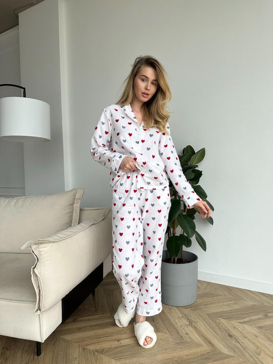 Жіноча тепла піжама з фланелі червоні серця на молочному, комплект сорочка і штани
