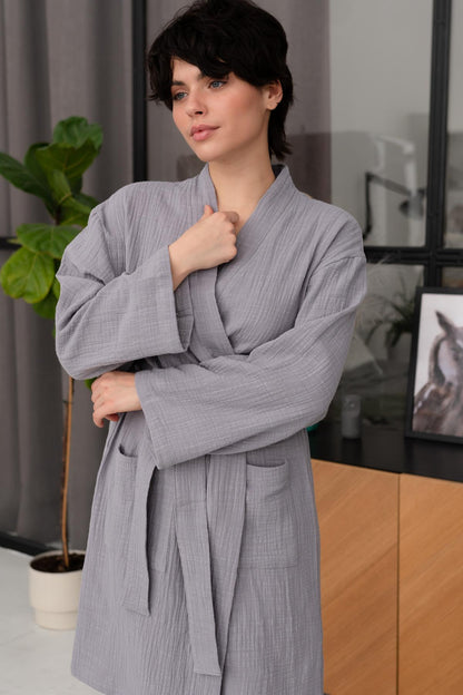 Жіночий халат Duna з фактурного мусліну, сірий колір, вигляд спереду і ззаду