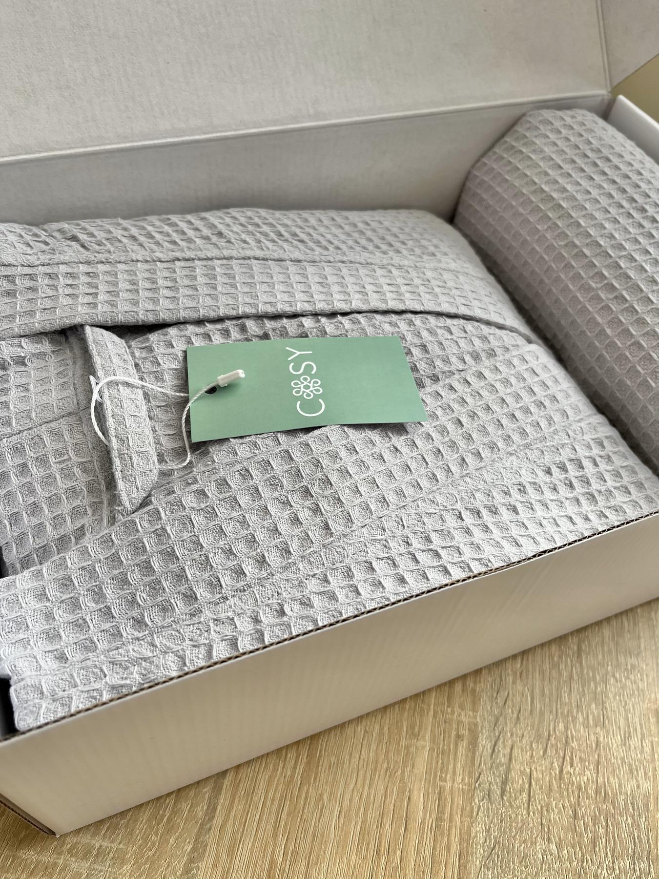 Жіночий подарунковий набір: вафельний халат і банний рушник, сірий колір