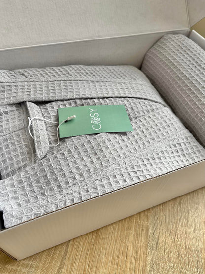 Жіночий подарунковий набір: вафельний халат і банний рушник, сірий колір