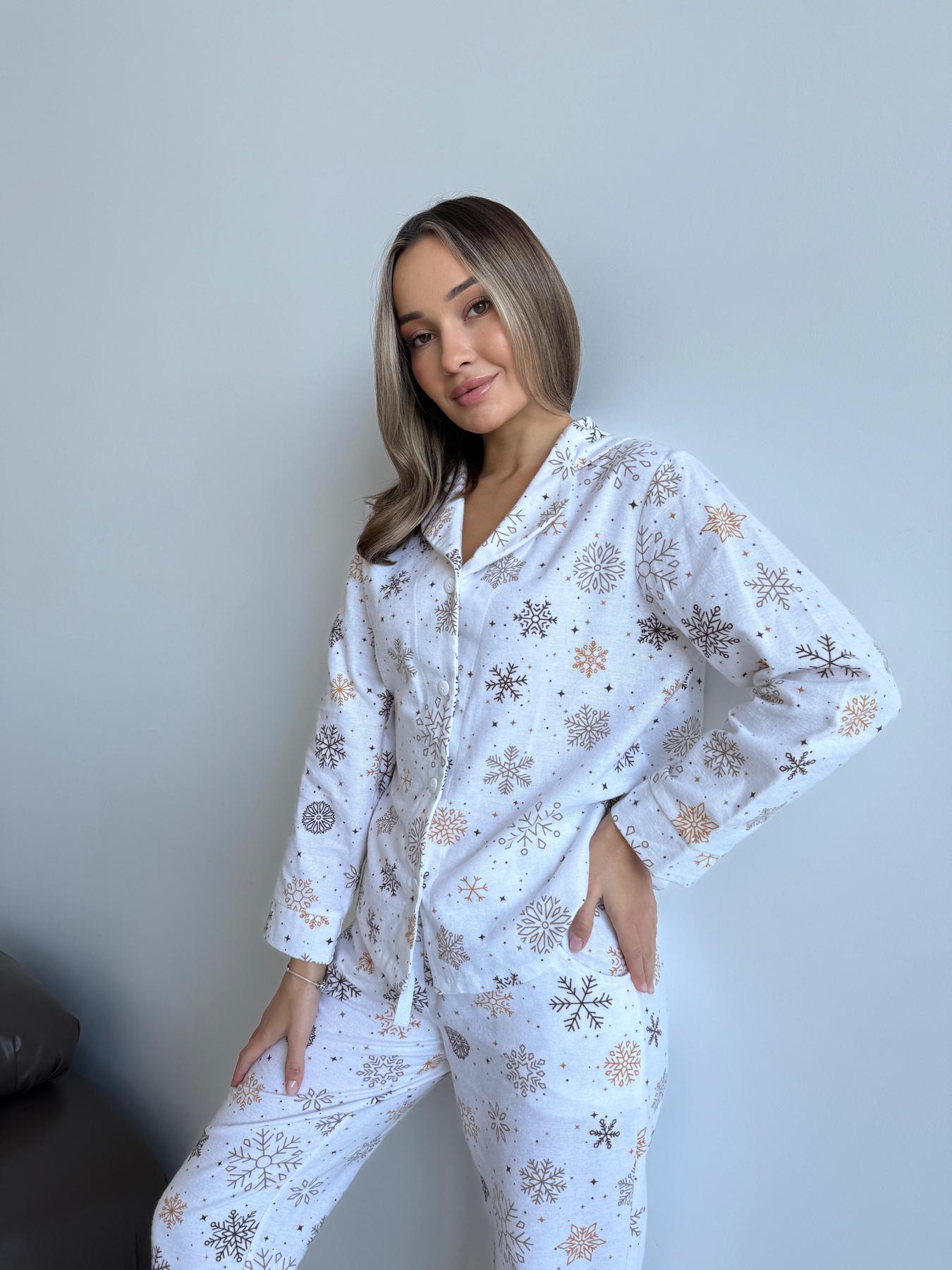 Жіноча тепла піжама з фланелі Сніжинки, комплект сорочка і штани білий принт