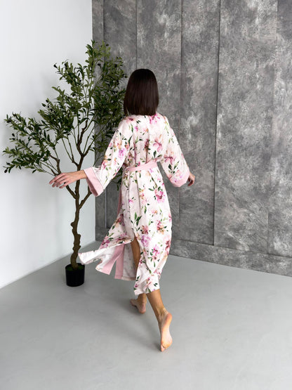 Жіночий довгий халат кімоно з шовк-сатину, рожеві квіти на молочному