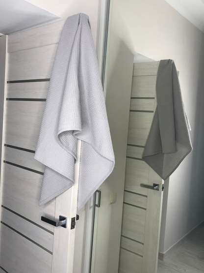 Жіночий подарунковий набір: вафельний халат і банний рушник, сірий колір