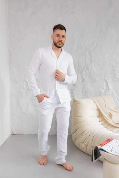 Піжама чоловіча BOBRAND з мусліну біла на білому тлі