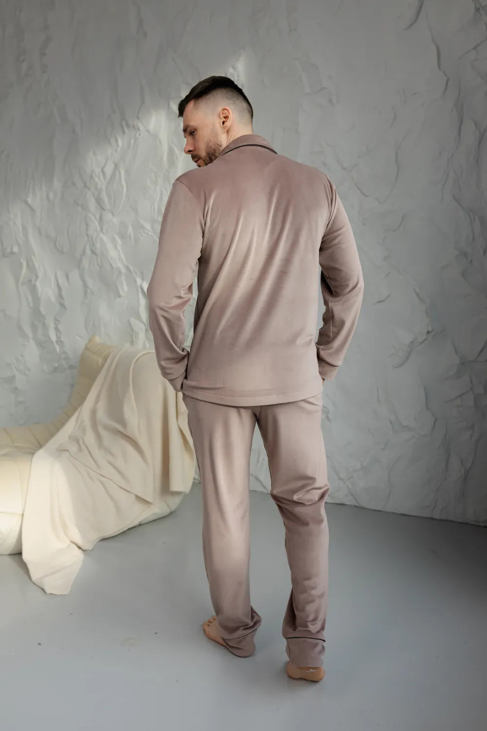 Тепла чоловіча піжама у кольорі пудра ЧК, з велюрового плюшу, підходить для домашнього відпочинку – зимова піжама.  