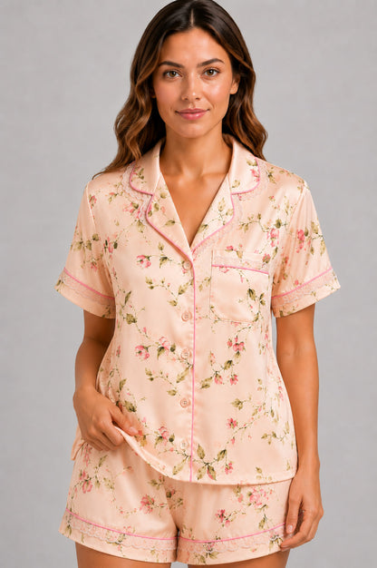 Піжамний комплект BOBRAND Floral Summer бежевого кольору на моделі