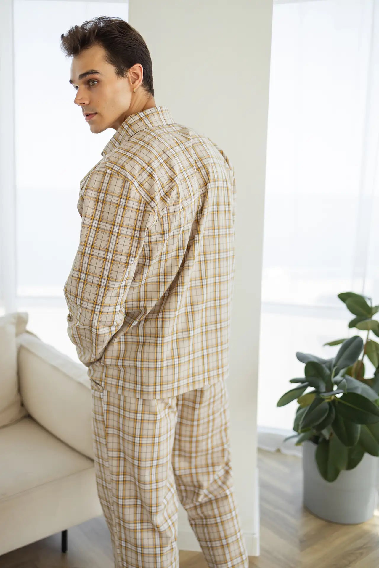 Стильна чоловіча піжама в клітинку, байковий матеріал, бежевий, включає сорочку та штани 