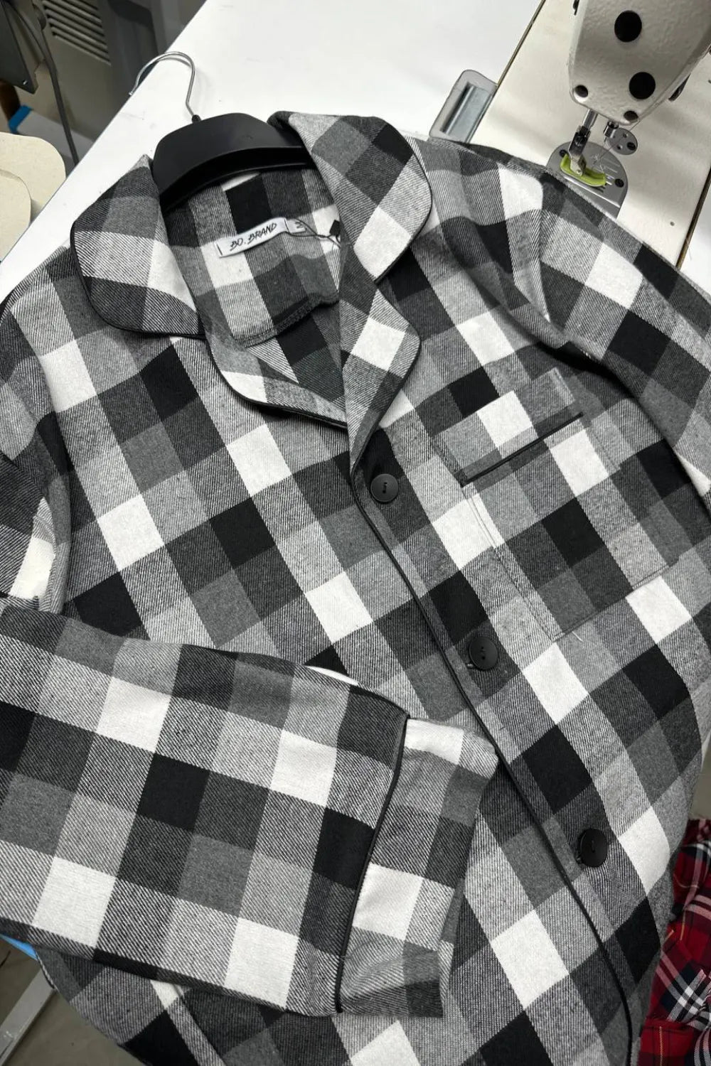 Чоловіча піжама в клітинку, байкова фланель, чорний‑білий колір, тепла флісова піжама – стильна та прикольна зимова піжама для чоловіків.