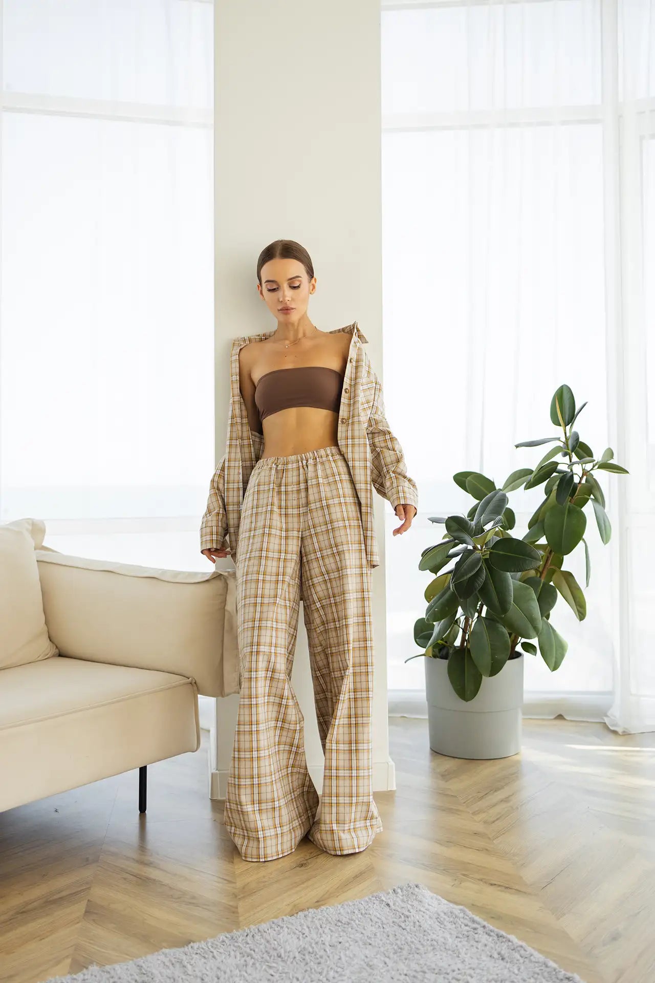 Тепла піжама жіноча в клітинку, бежевий, з м’якої байкової тканини, комплект: сорочка та штани для затишку