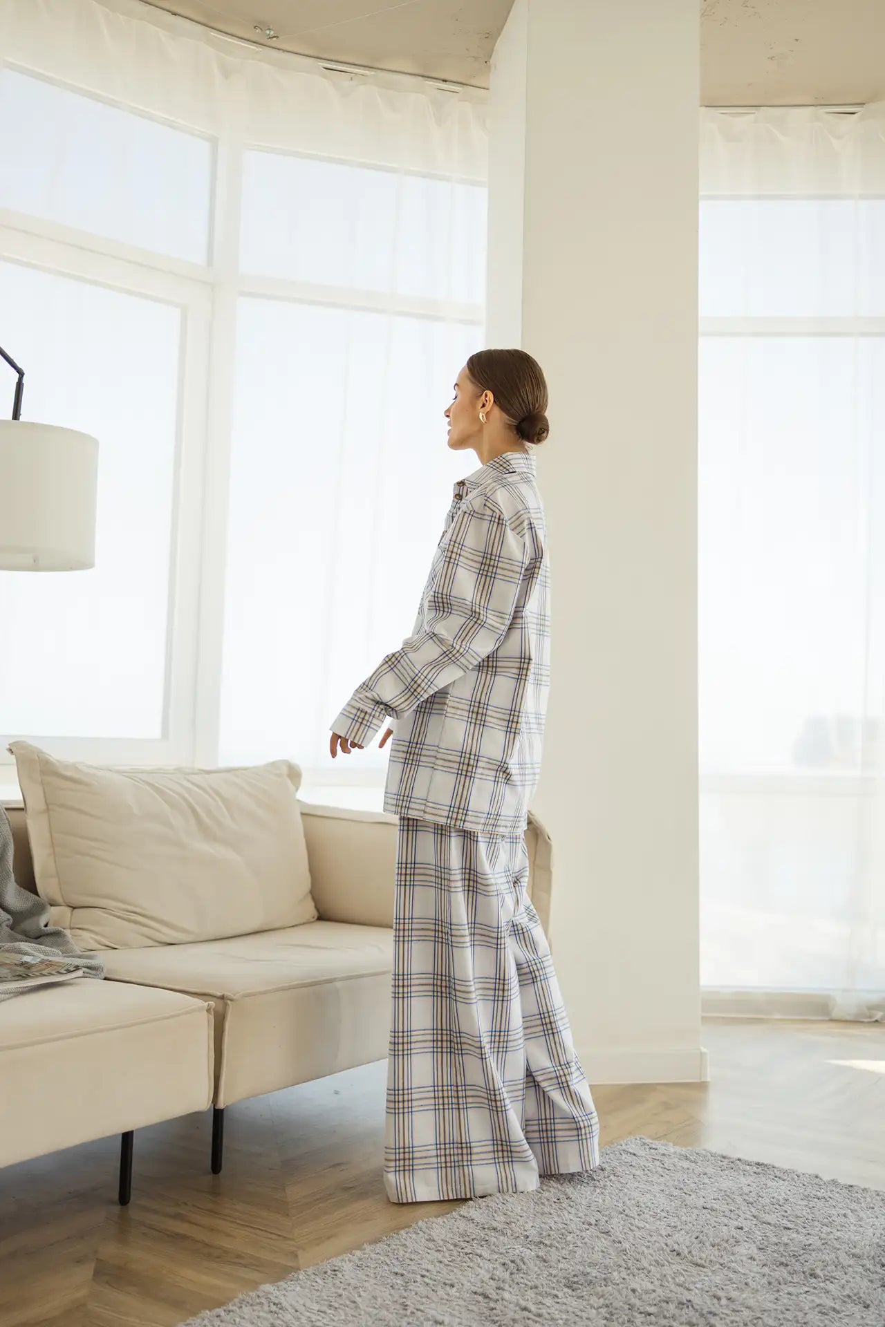 Жіноча тепла піжама в клітинку, колір білий, з байки, довгий рукав і зручні штани – комфорт у спальні  