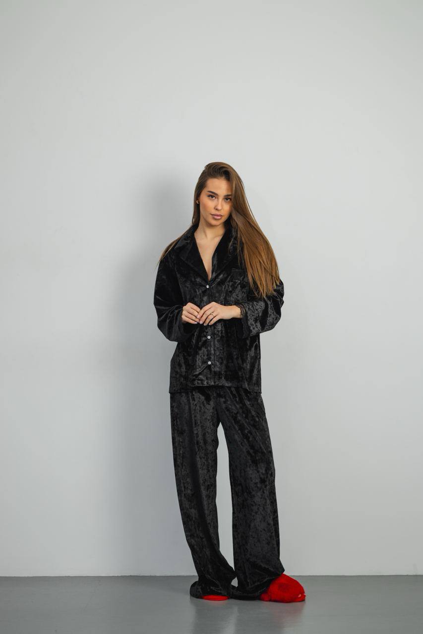 Тепла піжама Vella з м'якого велюру і мереживної окантовки – ідеальна для зимових вечорів.  