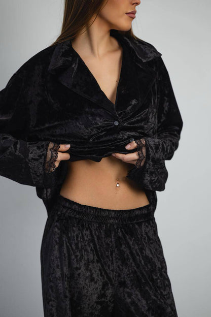  Чорна піжама Vella з мармуровим велюром та мереживом – жіночий комфорт і стиль.  