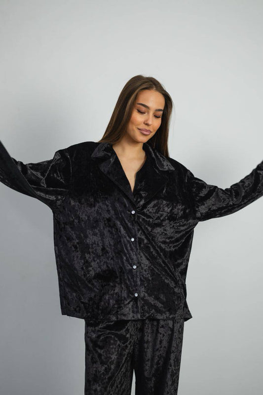 Тепла жіноча піжама Vella, мармуровий велюр, чорне мереживо – ідеальна для затишку вдома.