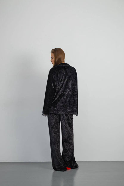 Тепла піжама Vella з м'якого велюру і мереживної окантовки – ідеальна для зимових вечорів.  