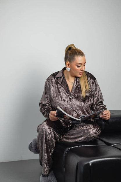 Тепла піжама Vella з м'якого велюру і мереживної окантовки – ідеальна для зимових вечорів.  