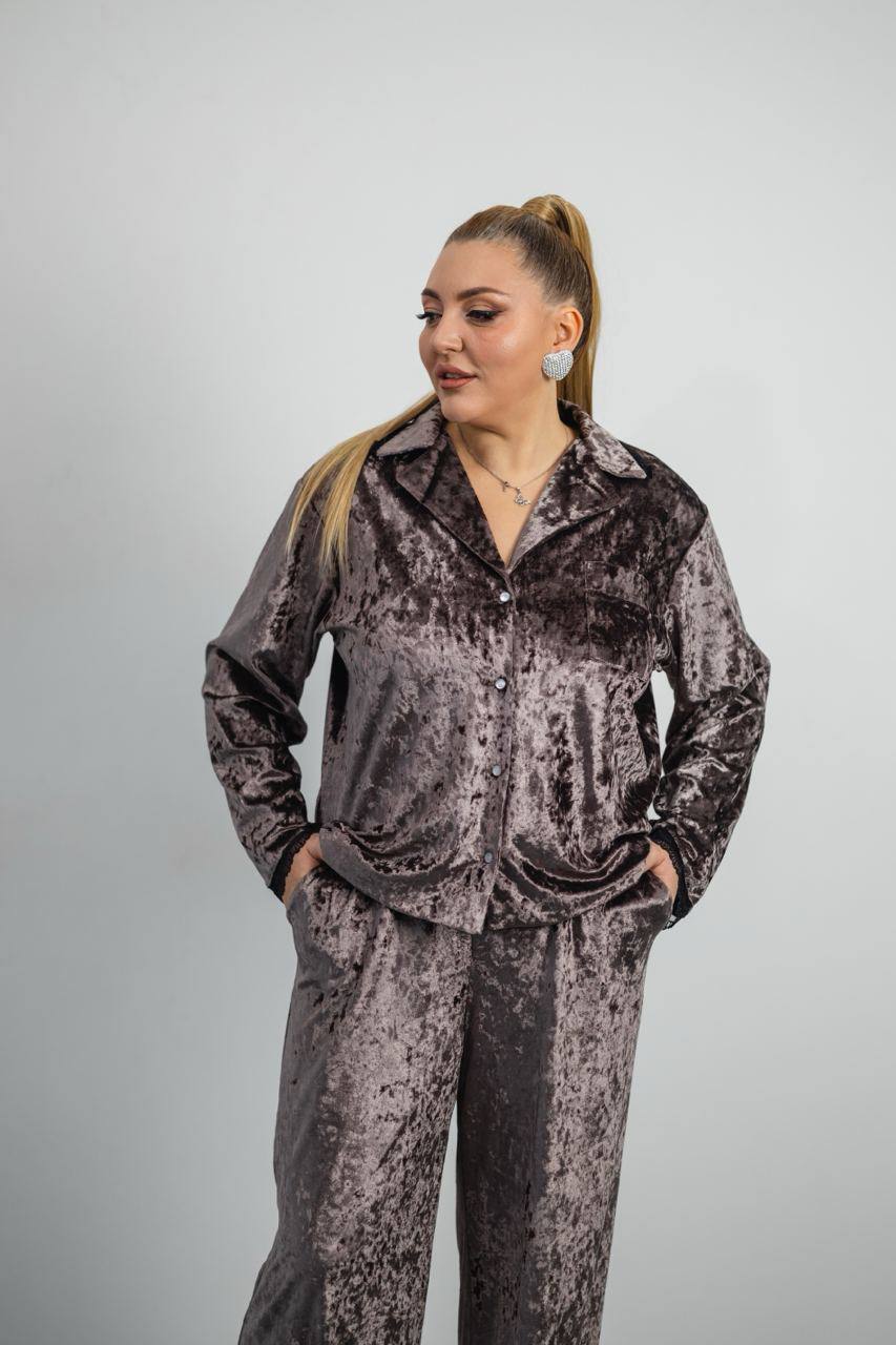 Коричнева піжама Vella з мармуровим велюром та мереживом – жіночий комфорт і стиль.