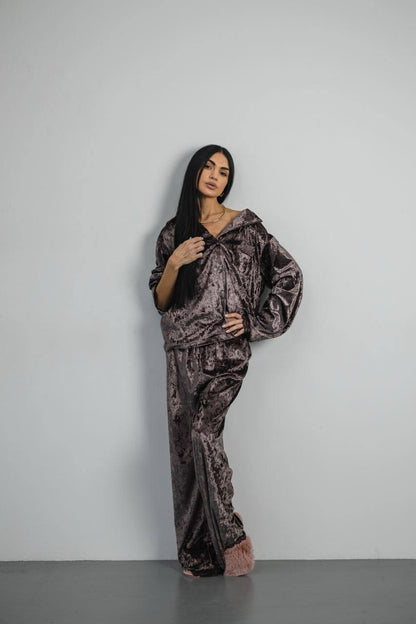 Велюрова піжама Vella з мереживом, коричневий колір – розкішний вигляд і тепло в одному.  