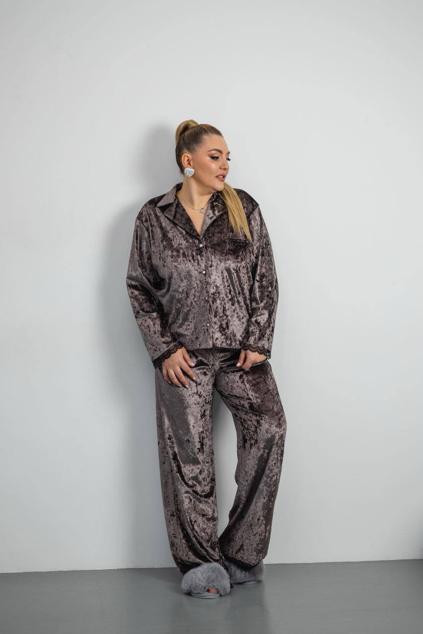  Тепла жіноча піжама Vella, мармуровий велюр, коричневе мереживо – ідеальна для затишку вдома.  