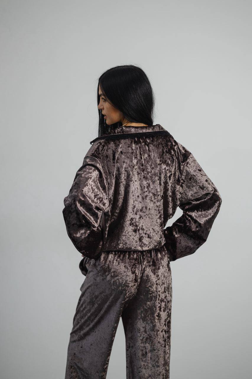 Елегантна коричнева піжама з мармуровим велюром і мереживом – стильний комфорт для холодних ночей. 