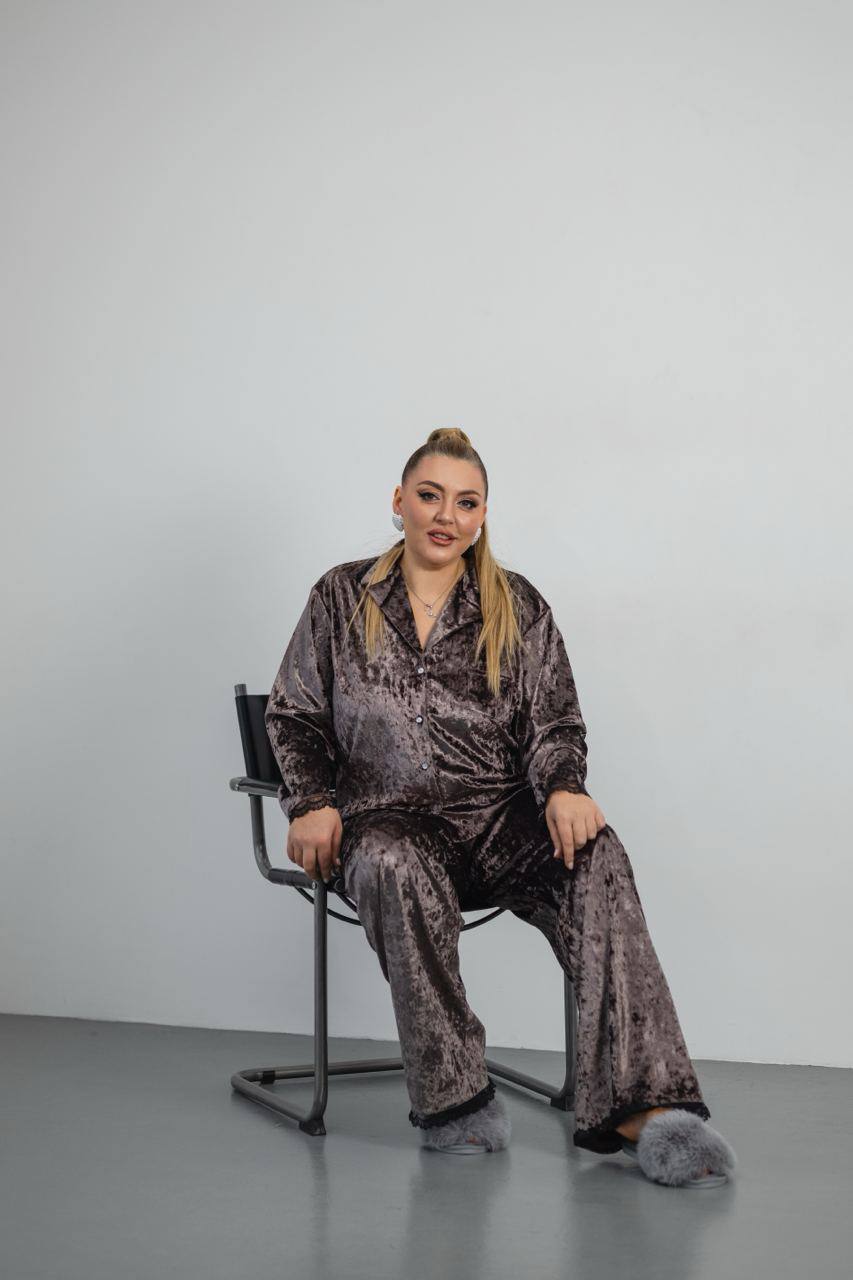 Тепла піжама Vella з м'якого велюру і мереживної окантовки – ідеальна для зимових вечорів.  