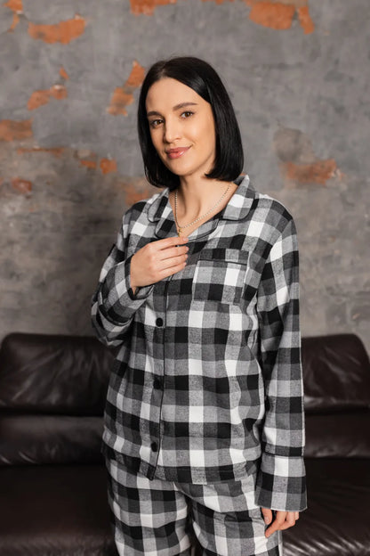 

Комфортна жіноча піжама «ЧК» у класичному чорно‑білий клітинці, комплект з довгої сорочки та штанів з м’якої фланелі.