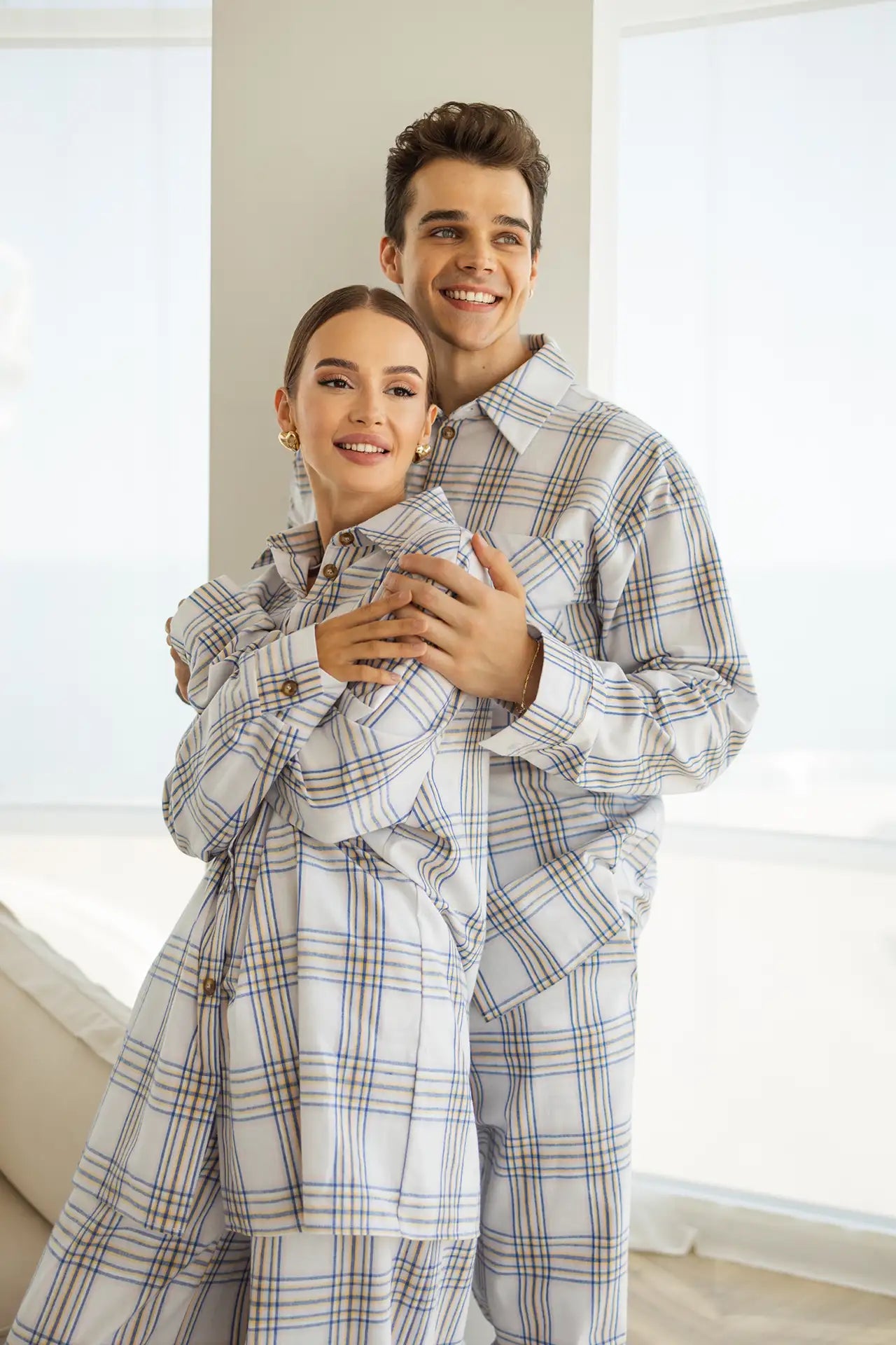 Тепла піжама жіноча в клітинку, колір білий, з м’якої байкової тканини, комплект: сорочка та штани для затишку  