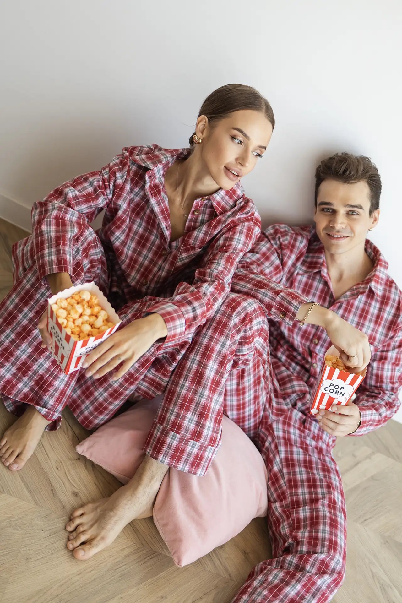 Тепла піжама жіночі в клітинку, колір червоний, з м’якої байкової тканини, комплект: сорочка з довгим рукавом і штани  