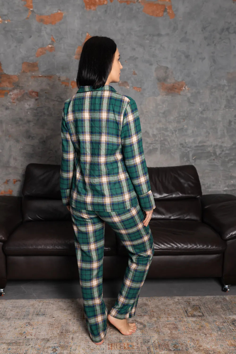 Затишна жіноча піжама в клітинку, зелений колір, котон люкс, довгий рукав + штани, вигдяд ззаду