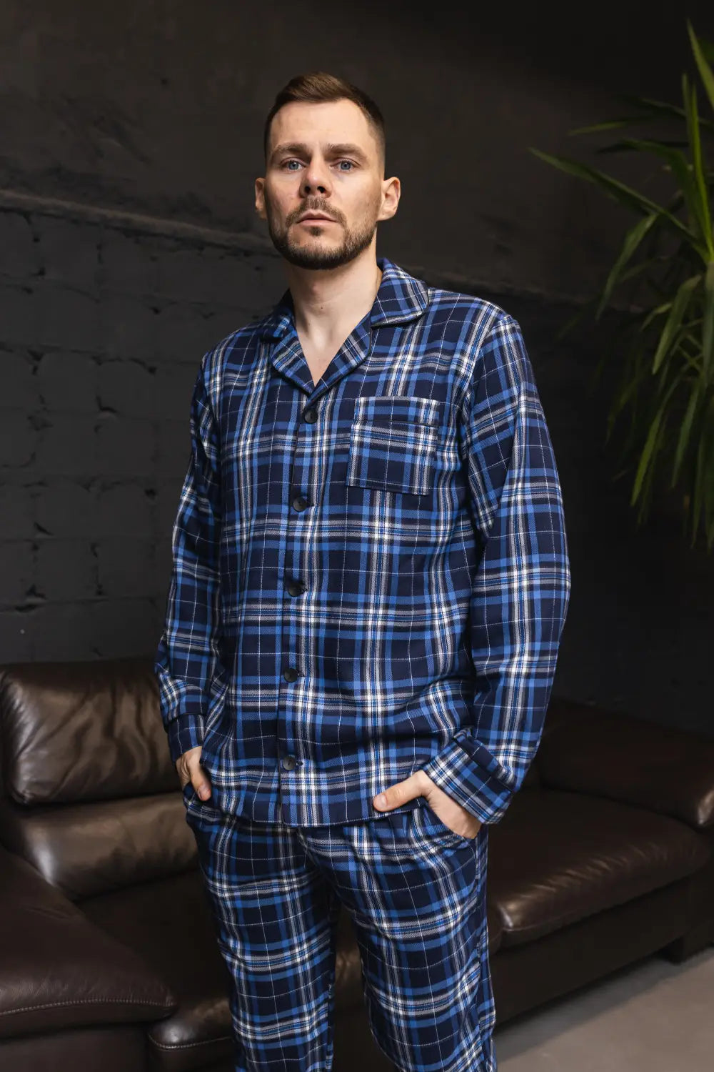  
Чоловіча піжама в клітинку, сорочка та штани з якісної байкової тканини, колір чорний‑синій – комфорт і стиль у кожній ночі.
