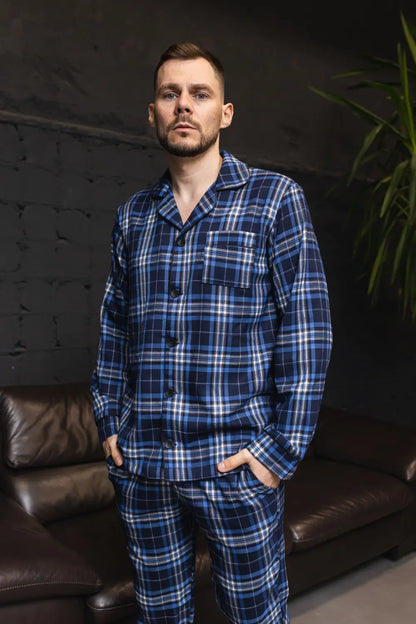  
Чоловіча піжама в клітинку, сорочка та штани з якісної байкової тканини, колір чорний‑синій – комфорт і стиль у кожній ночі.