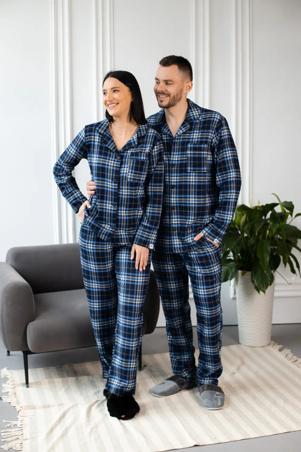  
Чоловіча піжама в клітинку, сорочка та штани з якісної байкової тканини, колір чорний‑синій – піжами для закоханих, комплект жіноча та чоловіча
