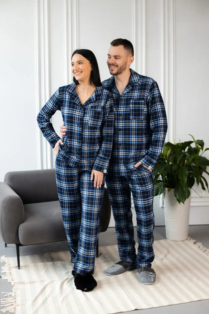  
Чоловіча піжама в клітинку, сорочка та штани з якісної байкової тканини, колір чорний‑синій – піжами для закоханих, комплект жіноча та чоловіча