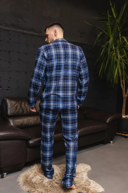  
Чоловіча піжама в клітинку, сорочка та штани з якісної байкової тканини, колір чорний‑синій – комфорт і стиль