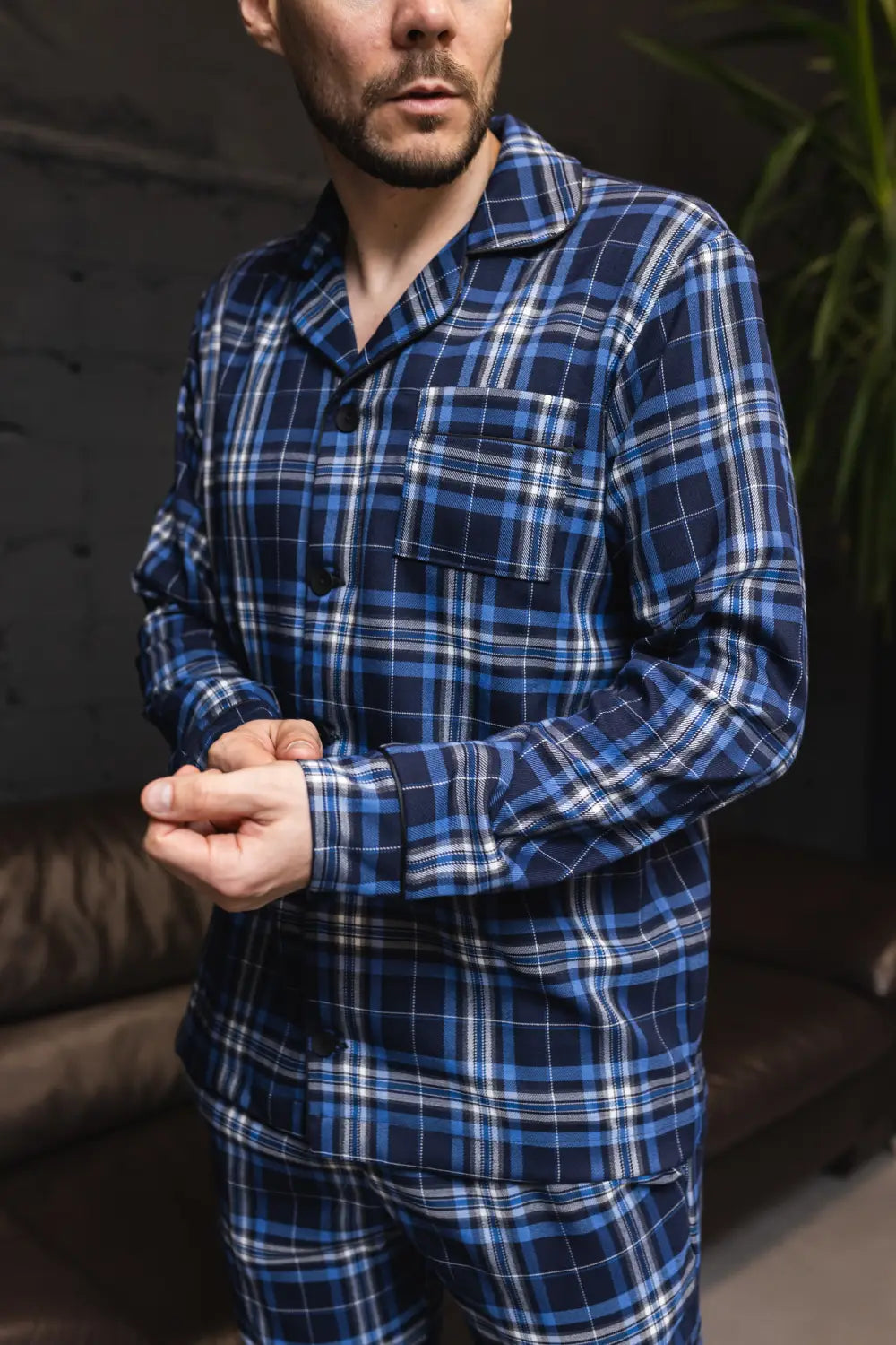 Класична чоловіча піжама в клітинку, сорочка і штани з м’якої байки, чорний‑синій – ваш новий улюблений образ для сну. 