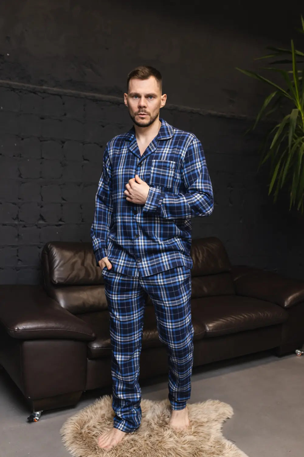 Чоловіча піжама в клітинку: стильна сорочка та штани з байкової тканини, чорний‑синій колір – ідеальна нічна комфортність.  
