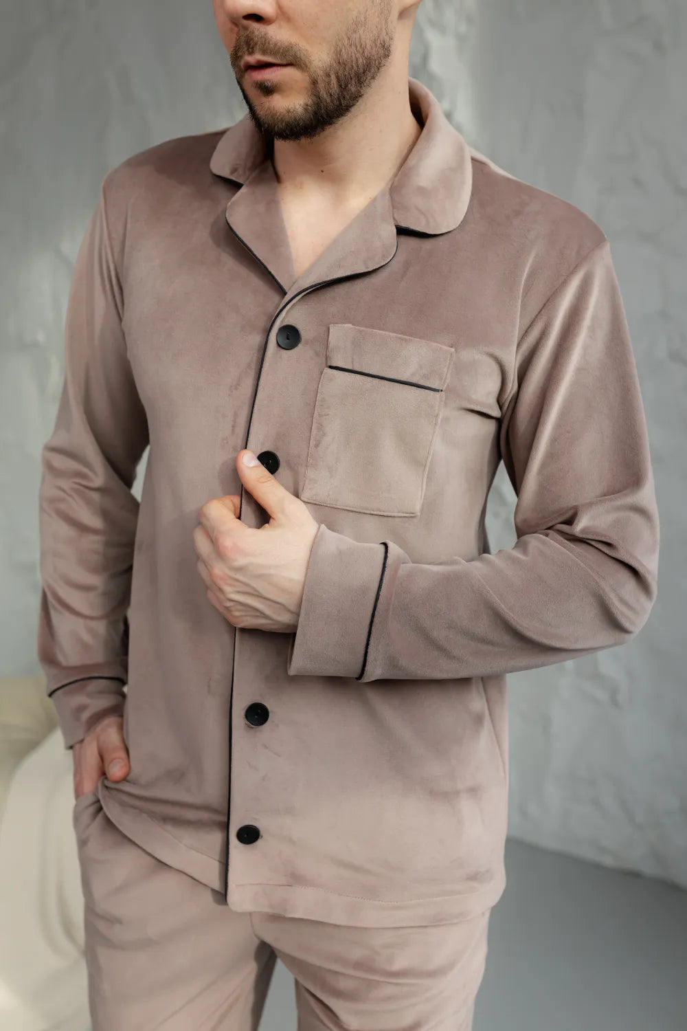 Чоловіча піжама з м’якого флісу, тепла, кольору пудра, ідеальна для холодних ночей – стильна зимова піжама.  