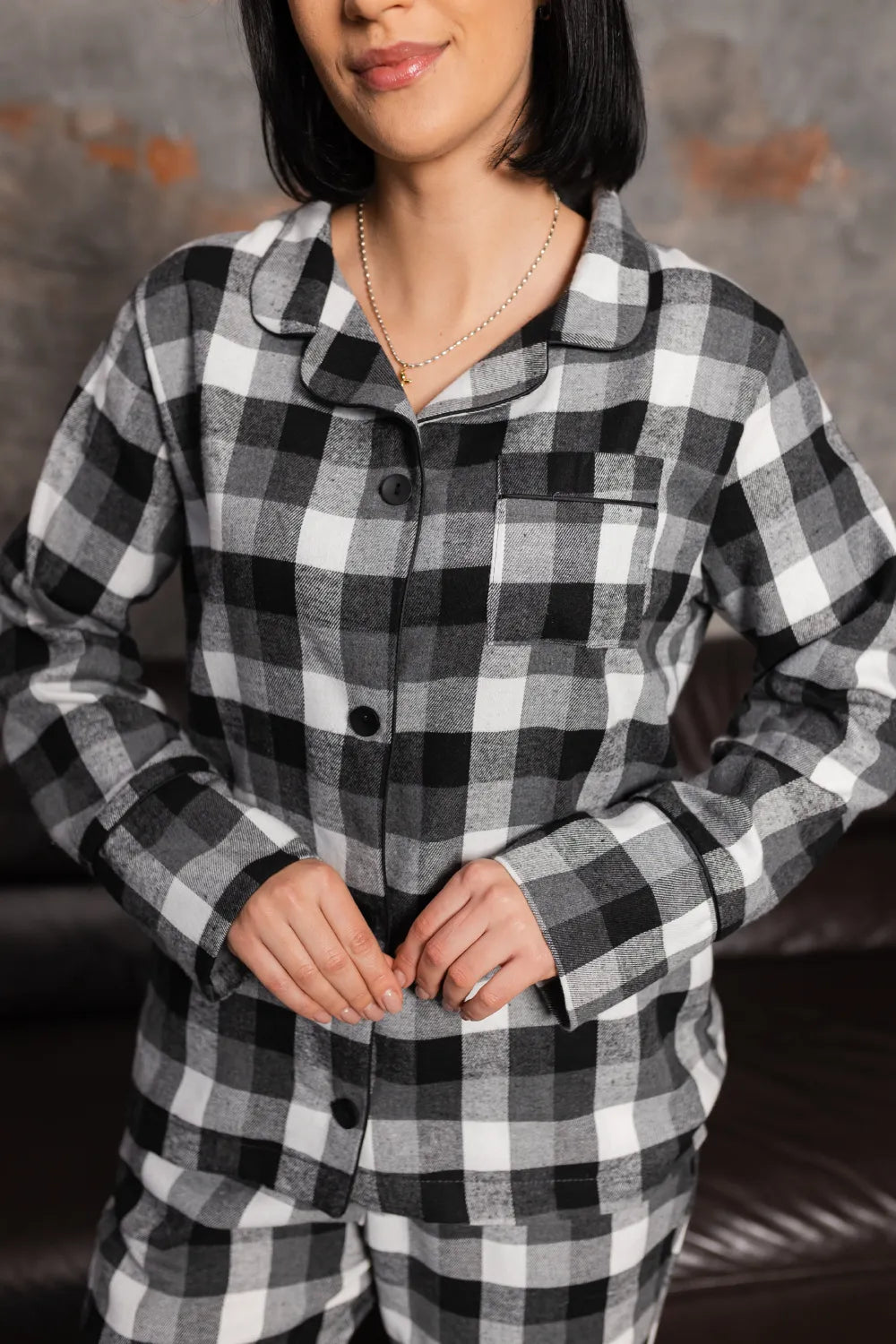 Жіноча піжама в клітинку «ЧК» – м’яка фланельна сорочка з довгим рукавом і штани, ідеальна для комфортного сну;  